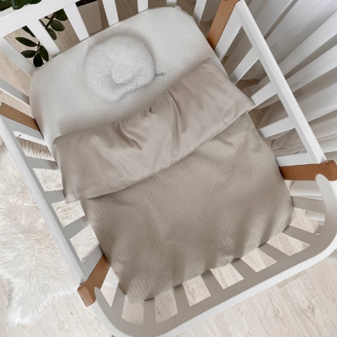 Paturica bebe din satin si material tricotat cu pilota si fundita, latte (4)